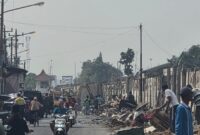Puluhan lapak dan kios di Jalan Pattimura Kabupaten Batang dibongkar untuk memulihkan drainase serta ruang hijau, Rabu (5/8/26). Foto : Istimewa