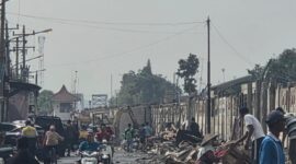 Puluhan lapak dan kios di Jalan Pattimura Kabupaten Batang dibongkar untuk memulihkan drainase serta ruang hijau, Rabu (5/8/26). Foto : Istimewa