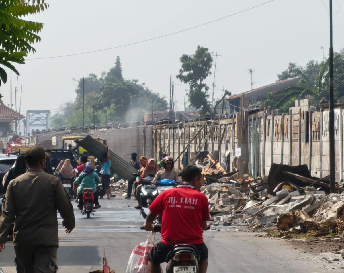 Jalan Pattimura Kabupaten Batang bakal bersih dari pedagang kaki lima dan kios yang menempati ruang hijau setelah tim gabungan membersihkan lokasi bekerjasama dengan PT KAI, Rabu (5/8/26).