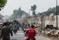 Jalan Pattimura Kabupaten Batang bakal bersih dari pedagang kaki lima dan kios yang menempati ruang hijau setelah tim gabungan membersihkan lokasi bekerjasama dengan PT KAI, Rabu (5/8/26).