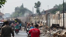 Jalan Pattimura Kabupaten Batang bakal bersih dari pedagang kaki lima dan kios yang menempati ruang hijau setelah tim gabungan membersihkan lokasi bekerjasama dengan PT KAI, Rabu (5/8/26).