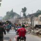 Jalan Pattimura Kabupaten Batang bakal bersih dari pedagang kaki lima dan kios yang menempati ruang hijau setelah tim gabungan membersihkan lokasi bekerjasama dengan PT KAI, Rabu (5/8/26).
