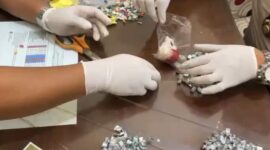 Bungkusan paket yang diselundupkan dengan modus dilempar dari luar tembok Lapas Kelas I Semarang dibuka berisi ratusan pil terlarang, Selasa (4/8/26). Foto : Istimewa