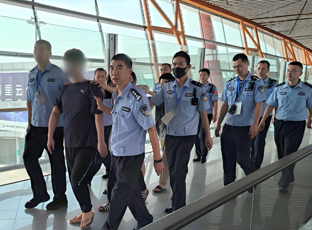Proses penyerahan empat buronan kejahatan siber transnasional oleh Tim Imigrasi Kelas I TPI Semarang ke otoritas China berlangsug dua kali, Rabu (5/8/26). Foto : Istimewa