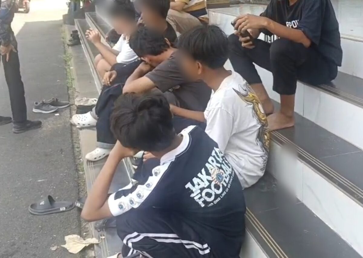 Sejumlah teman-teman almarhum Ahmad Al Fatih (14) korban dugaan perundungan di SMP N 4 Randudongkal sedang menunggu giliran pemeriksaan sebagai saksi di Polres Pemalang, Rabu (5/8/26).