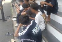 Sejumlah teman-teman almarhum Ahmad Al Fatih (14) korban dugaan perundungan di SMP N 4 Randudongkal sedang menunggu giliran pemeriksaan sebagai saksi di Polres Pemalang, Rabu (5/8/26).