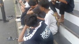 Sejumlah teman-teman almarhum Ahmad Al Fatih (14) korban dugaan perundungan di SMP N 4 Randudongkal sedang menunggu giliran pemeriksaan sebagai saksi di Polres Pemalang, Rabu (5/8/26).