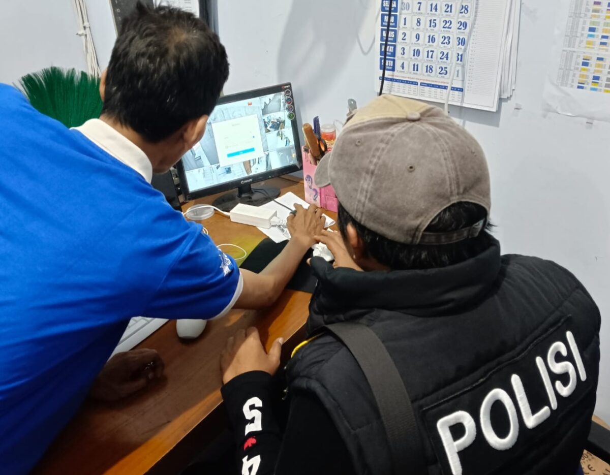 Polisi mengecek rekaman vidio cctv aksi pencurian sepeda motor Honda Scoopy yang dilakukan pelaku, Rabu (5/8/26). Foto : Istimewa