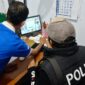 Polisi mengecek rekaman vidio cctv aksi pencurian sepeda motor Honda Scoopy yang dilakukan pelaku, Rabu (5/8/26). Foto : Istimewa