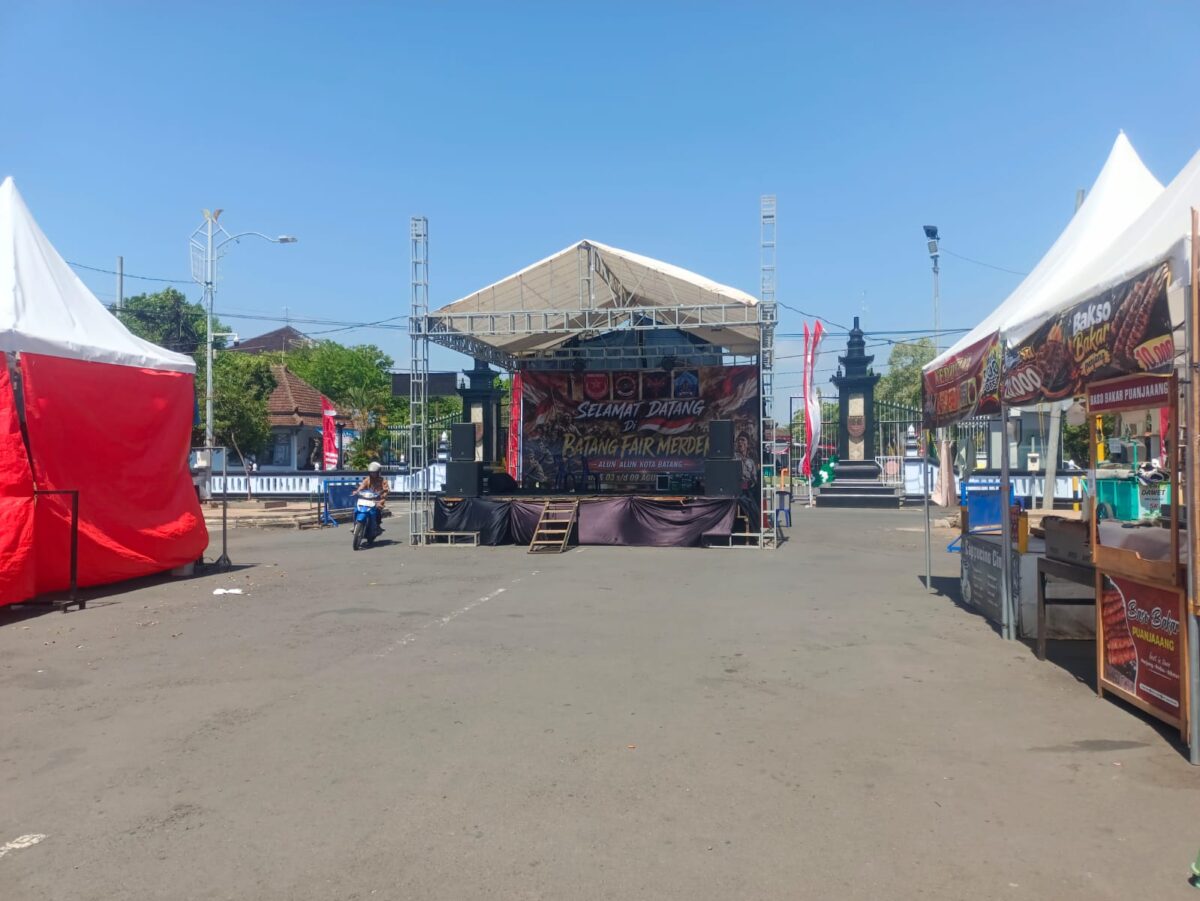 Kegiatan dengan menutup jalan selama sembilan hari di Jalan Veteran Kabupaten Batang menjadi polemik dan dipertanyakan oleh publik, Kamis (6/8/26). Foto : Istimewa