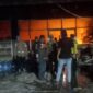 Kebakaran melahap gudang sembako milik Ileksa Mart di Desa Batuagung, Kecamatan Balapulang, Kabupaten Tegal, dengan total kerugian Rp3 miliar terjadi, Kamis (6/8/26). Foto : Istimewa