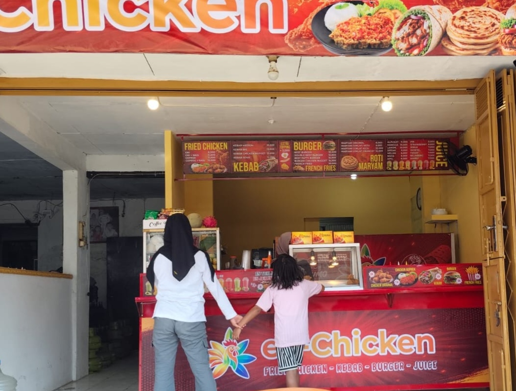 Salah satu gerai El Chicken yang selalu jadi buruan pembeli di Pekalongan, Jumat (7/8/26).