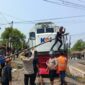 Petugas berusaha menyingkirkan tiang jaringan internet yang roboh melintang di tengah rel kereta api, Jumat (7/8/26). Foro : Istimewa