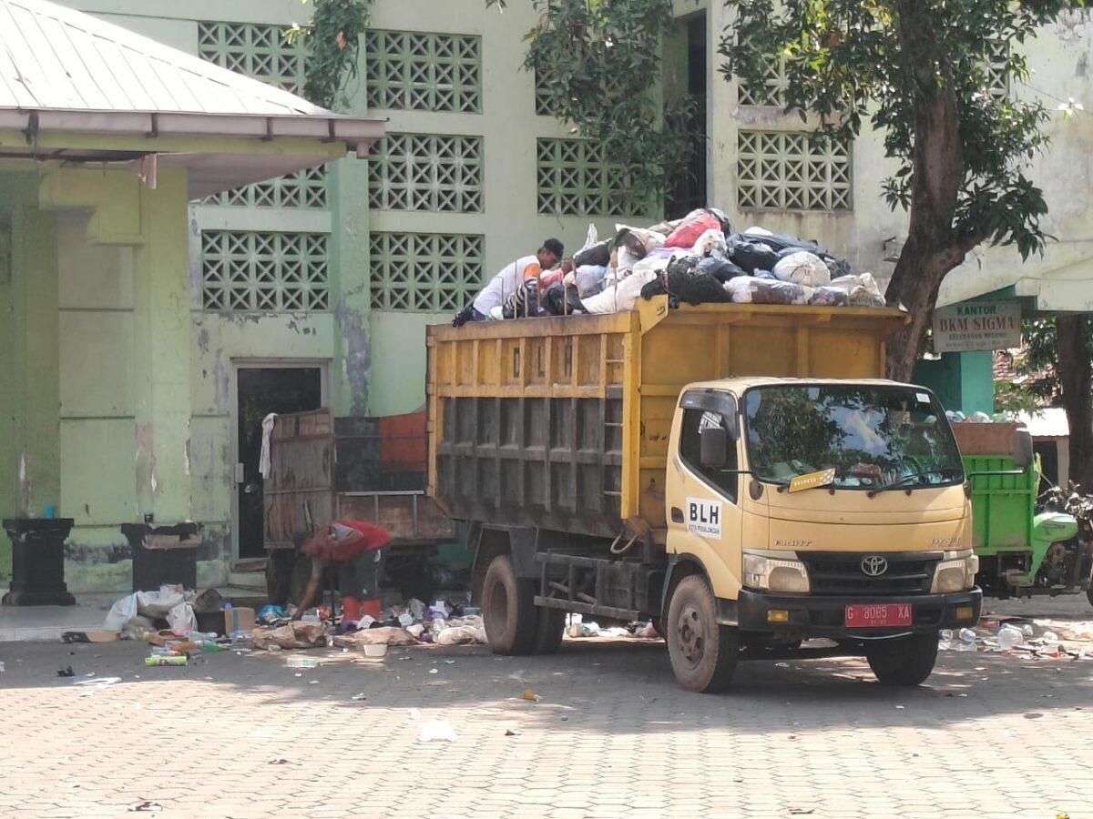 Aktivitas COD sampah di area GOR Medono yang dipersoalkan warga karena berada di tengah ruang publik sehingga keberadaannya dianggap mengganggu aktivitas masyarakat, Jumat (7/8/26).