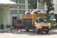 Aktivitas COD sampah di area GOR Medono yang dipersoalkan warga karena berada di tengah ruang publik sehingga keberadaannya dianggap mengganggu aktivitas masyarakat, Jumat (7/8/26).