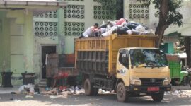 Aktivitas COD sampah di area GOR Medono yang dipersoalkan warga karena berada di tengah ruang publik sehingga keberadaannya dianggap mengganggu aktivitas masyarakat, Jumat (7/8/26).