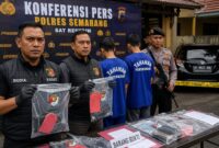 Polisi berhasil menangkap dua terduka pelaku perampokan sekaligus pembunuhan terhadap Chandra Waskito (25) bos konter Ambarawa, Jumat (7/8/26). Foto : Ilustrasi AI