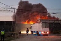 Api berkobar membakar gudang penyimpanan bahan baku limbah non B3 di Desa Slatri, Sabtu (8/8/26). Foto : Istimewa