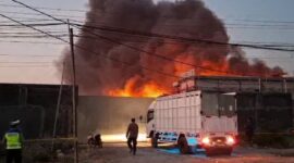 Api berkobar membakar gudang penyimpanan bahan baku limbah non B3 di Desa Slatri, Sabtu (8/8/26). Foto : Istimewa