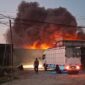 Api berkobar membakar gudang penyimpanan bahan baku limbah non B3 di Desa Slatri, Sabtu (8/8/26). Foto : Istimewa