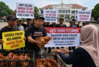 Ratusan peternak siap membagikan ayam petelur kepada masyarakat secara gratis di Alun-alun Kabupaten Pekalongan pada 10 Agustus besok sebagai respon terhadap kebijakan pemerintah yang merugikan dan mengancam kelangsungan usaha, Minggu (9/8/26). Foto : Ilustrasi AI