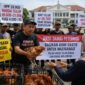 Ratusan peternak siap membagikan ayam petelur kepada masyarakat secara gratis di Alun-alun Kabupaten Pekalongan pada 10 Agustus besok sebagai respon terhadap kebijakan pemerintah yang merugikan dan mengancam kelangsungan usaha, Minggu (9/8/26). Foto : Ilustrasi AI