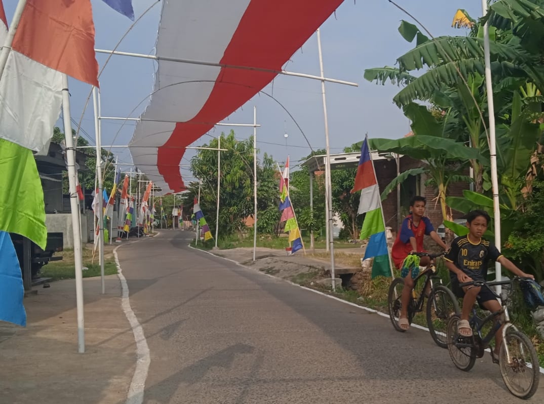 Kain merah putih dengan panjang 250 meter dan sajian kuliner tradisional lengko menjadi cara warga Desa Denasri Kulon menyemarakkan HUT ke-71 RI di Kabupaten Batang, Minggu (9/8/26). Foto : Istimewa