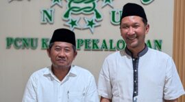 Rais Syuriah PC NU Kota Pekalongan, DR. KH. Hasan Su’aidi, M.SI. dan Ketua Tanfidziyqh Pengurus Cabang NU Kota Pekalongan, DR. KH. Moch Machrus, Lc. M.Si. berpose bersama usai konferensi pers di Kantor PCNU Kota Pekalongan, Minggu (9/8/26) malam.
