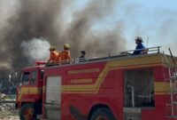 Hari kedua kebakaran Gudang PT Anisa Jaya Utama di Desa Slatri masih dilakukan upaya pemadaman oleh tim SAR gabungan lantaran api belum sepenuhnya padam, Minggu (9/8/26). Foto : Istimewa