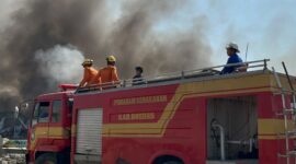 Hari kedua kebakaran Gudang PT Anisa Jaya Utama di Desa Slatri masih dilakukan upaya pemadaman oleh tim SAR gabungan lantaran api belum sepenuhnya padam, Minggu (9/8/26). Foto : Istimewa