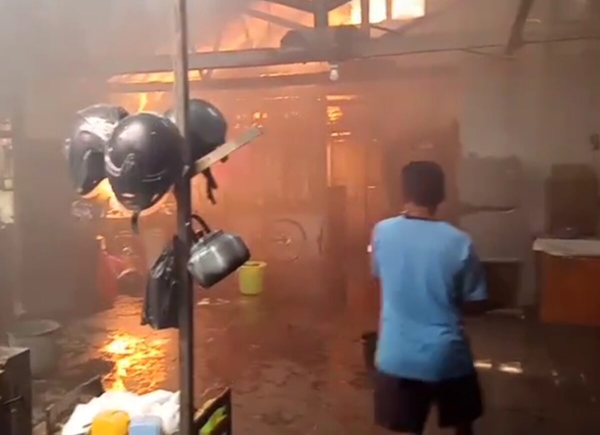 Kebakaran akibat dugaan korsleting listrik menimpa rumah warga Kelurahan Proyonanggan Utara, Senin (10/8/26) siang. Foto : Istimewa