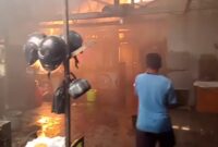 Kebakaran akibat dugaan korsleting listrik menimpa rumah warga Kelurahan Proyonanggan Utara, Senin (10/8/26) siang. Foto : Istimewa