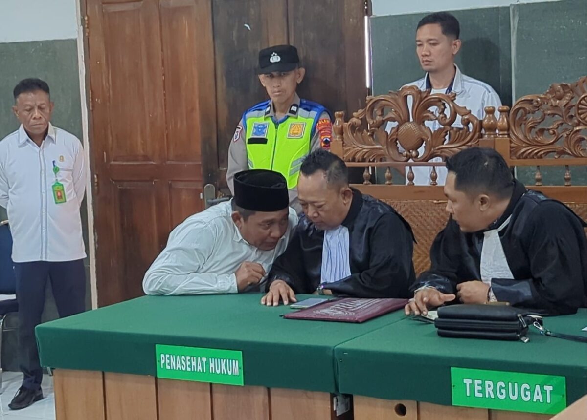 Terdakwa Dwi Hendratno alias Duwel meminta pertimbangan ke penasehat hukumnya dalam sidang pembacaan vonis perkara perampasan kemerdekaan terhadap orang lain, Senin (10/8/26).