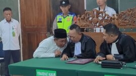 Terdakwa Dwi Hendratno alias Duwel meminta pertimbangan ke penasehat hukumnya dalam sidang pembacaan vonis perkara perampasan kemerdekaan terhadap orang lain, Senin (10/8/26).