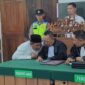 Terdakwa Dwi Hendratno alias Duwel meminta pertimbangan ke penasehat hukumnya dalam sidang pembacaan vonis perkara perampasan kemerdekaan terhadap orang lain, Senin (10/8/26).