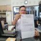 Arif NS kuasa hukum dari AH Pimpinan Padepokan Padang Ati memperlihatkan surat undangan sidang perdana praperadilan yang diajukan di kantornya, Senin (10/8/26).