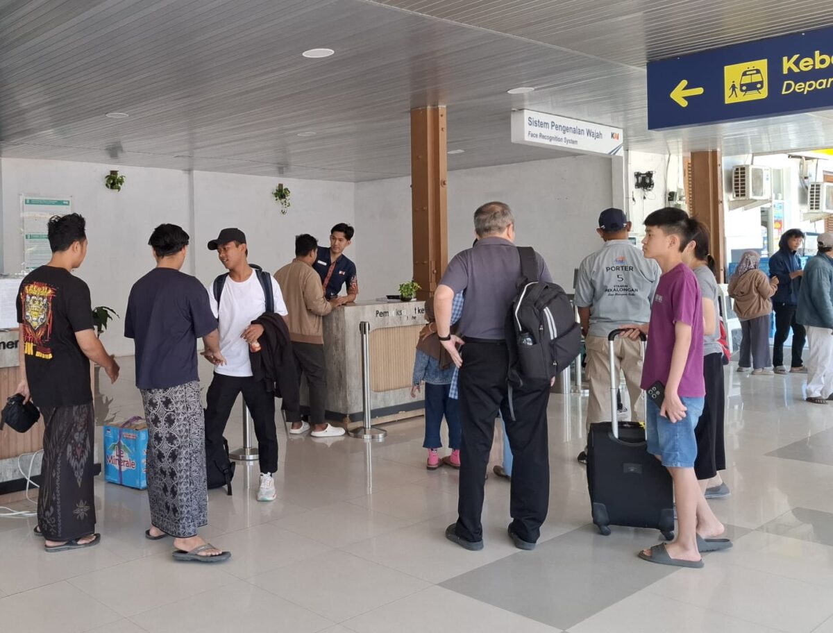 Sebanyak 273.533 penumpang tercatat menggunakan tiga layanan kereta api aglomerasi yang berhenti di Stasiun Pekalongan, Senin (10/8/26). Foto : Istimewa