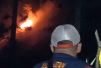 Sulitnya medan dan ketiadaan akses kendaraan membuat tim gabungan kesulitan memadamkan api yang membakar hutan di lereng Bukit Banowati Desa Jojogan, Senin (10/8/26)  malam. Foto : Istimewa