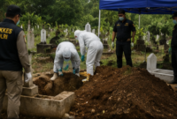 Sehari jelang pelaksanaan ekshumasi, penjagaan di lokasi makam Sutrimo diperketat, Selasa (11/8/26). Foto : Ilustrasi AI