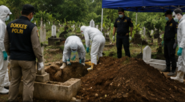 Sehari jelang pelaksanaan ekshumasi, penjagaan di lokasi makam Sutrimo diperketat, Selasa (11/8/26). Foto : Ilustrasi AI