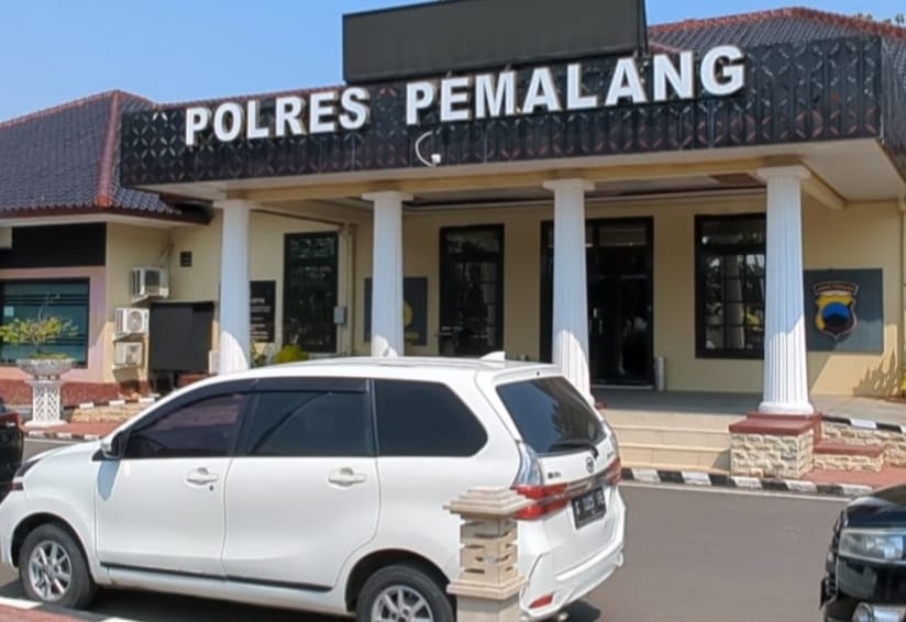 Penyidik Polres Pemalang menetapkan satu tersangka Anak Berkonflik dengan Hukum (ABH) dalam perkara pidana dugaan kekerasan hingga meninggal dunia terhadap korban siswa kelas 7 SMPN 4 Randudongkal, Senin (24/8/26).
