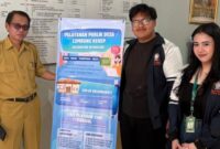 Mahasiswa KKN-R Tim II Universitas Diponegoro (Undip) Desa Lumbung Kerep menyerahkan banner informasi pelayanan administrasi kepada perangkat Desa Lumbung Kerep, Kecamatan Wonosari, Kabupaten Klaten, Selasa (4/8/2026).