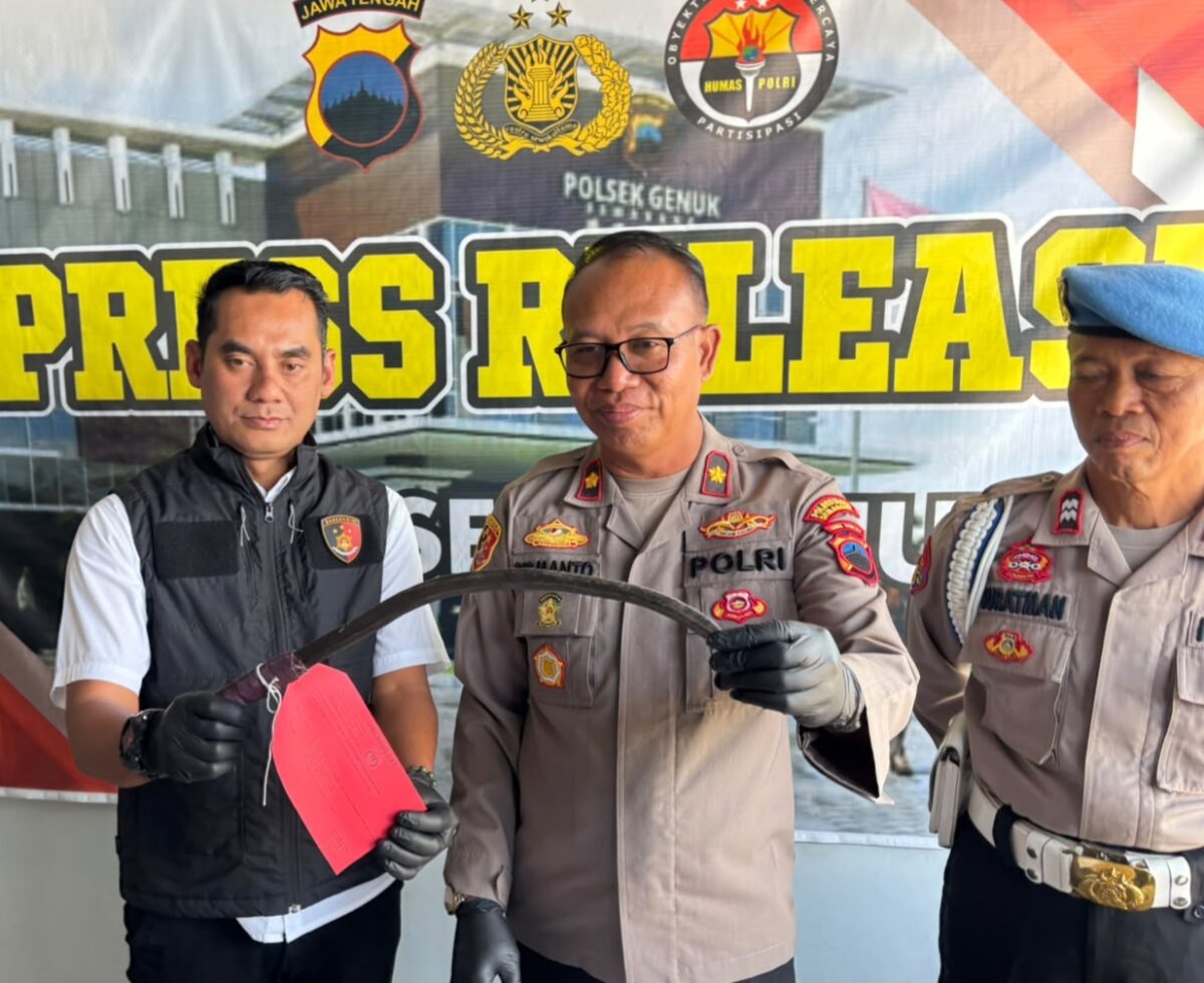 Polisi memperlihatkan barang bukti berupa clurit yang digunakan pelaku untuk membacok korbannya, Selasa (11/8/26). Foto : Istimewa