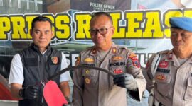 Polisi memperlihatkan barang bukti berupa clurit yang digunakan pelaku untuk membacok korbannya, Selasa (11/8/26). Foto : Istimewa