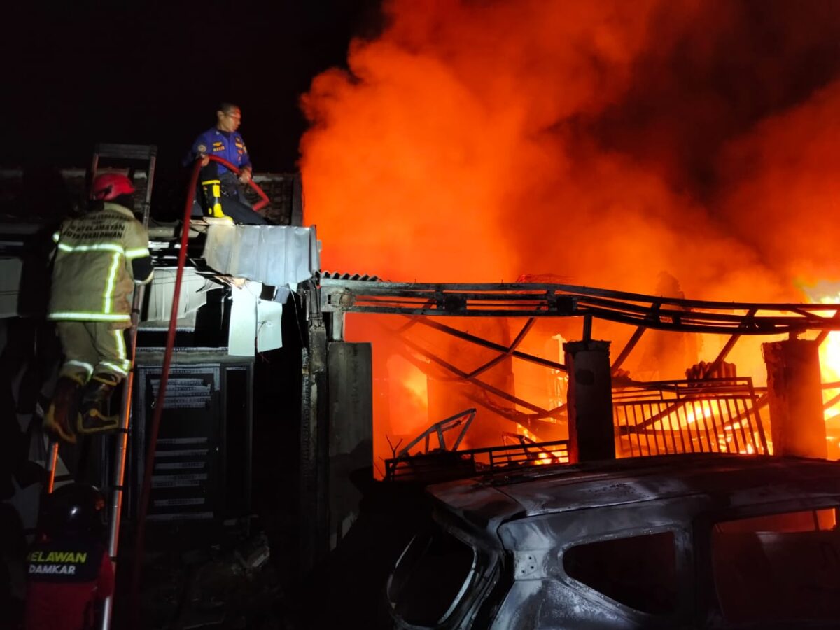Petugas pemadam kebakaran berusaha memadamkan api yang terus berkobar di tengah kesulitan mendapatkan akses air di lokasi, Rabu (12/8/26) pagi.