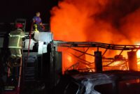 Petugas pemadam kebakaran berusaha memadamkan api yang terus berkobar di tengah kesulitan mendapatkan akses air di lokasi, Rabu (12/8/26) pagi.