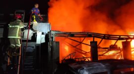Petugas pemadam kebakaran berusaha memadamkan api yang terus berkobar di tengah kesulitan mendapatkan akses air di lokasi, Rabu (12/8/26) pagi.