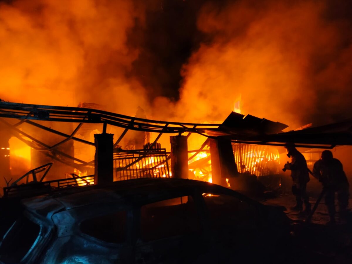 Dua rumah yang ludes terbakar bersama   isinya serta satu rumah lainnya yang ikut terdampak ditaksir kerugian mencapai Rp2 miliar dalam kebakaran yang terjadi pada Selasa malam hingga Rabu (12/8/26) pagi.