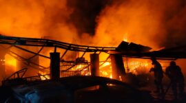 Dua rumah yang ludes terbakar bersama   isinya serta satu rumah lainnya yang ikut terdampak ditaksir kerugian mencapai Rp2 miliar dalam kebakaran yang terjadi pada Selasa malam hingga Rabu (12/8/26) pagi.