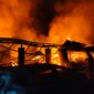 Dua rumah yang ludes terbakar bersama   isinya serta satu rumah lainnya yang ikut terdampak ditaksir kerugian mencapai Rp2 miliar dalam kebakaran yang terjadi pada Selasa malam hingga Rabu (12/8/26) pagi.